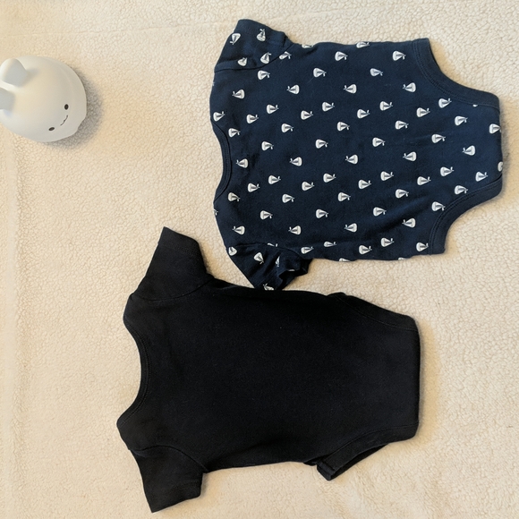 *4/$20* Two short sleeved bodysuits Baby Gap and JoeFresh size 0-3months - Picture 2 of 6